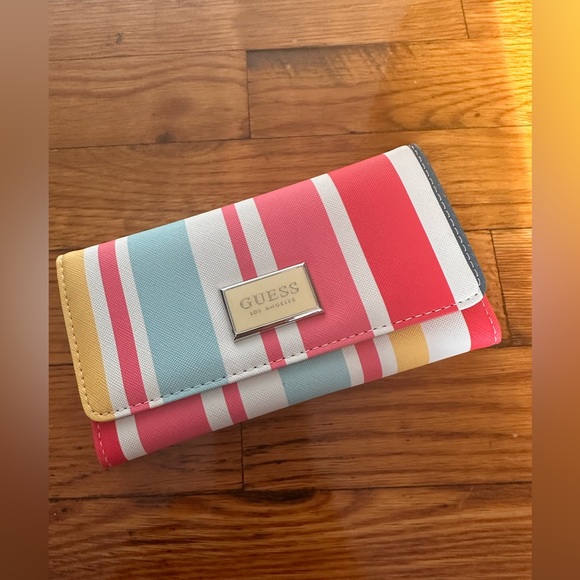 Guess Wallet - Picture 2 of 4